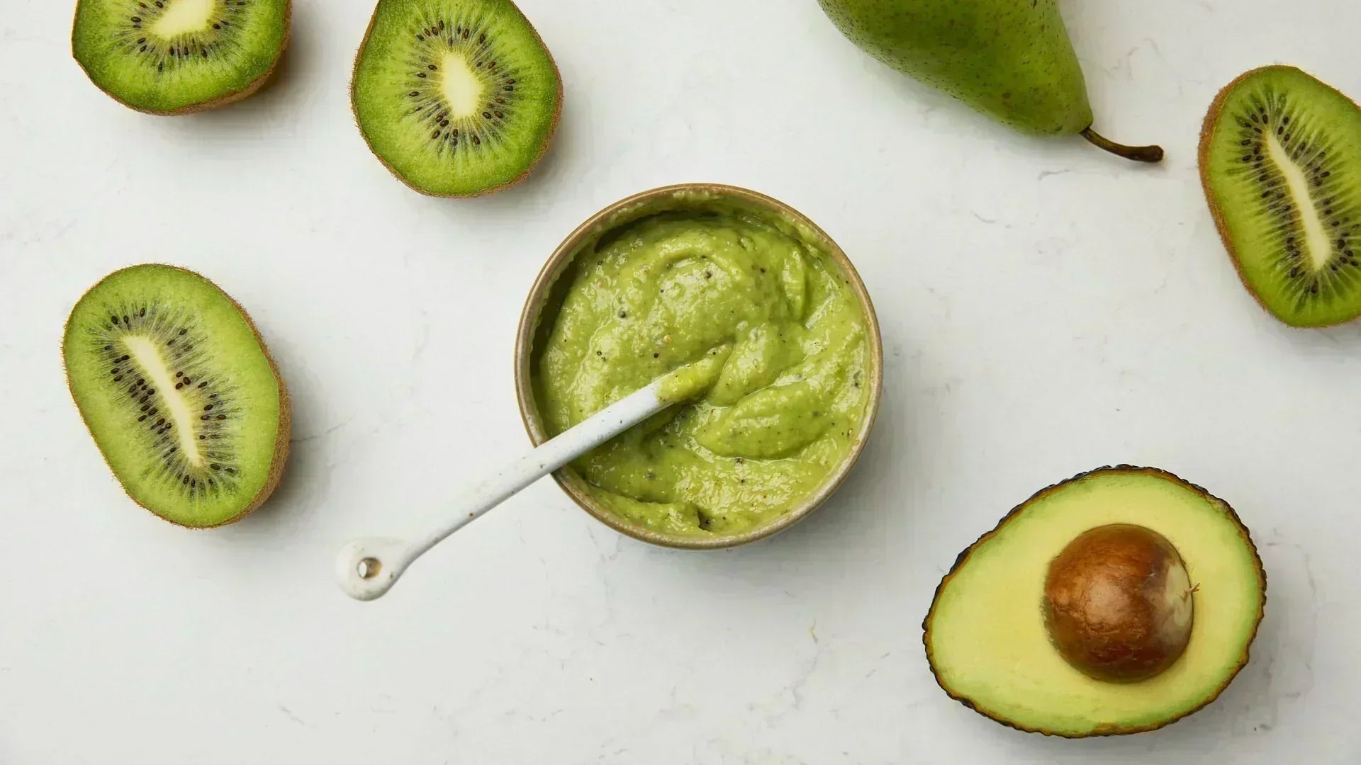 Yummy kiwi-pear purée to ease baby constipation naturally